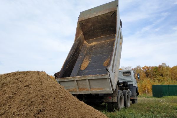 Topsoil Delivery in Englewood