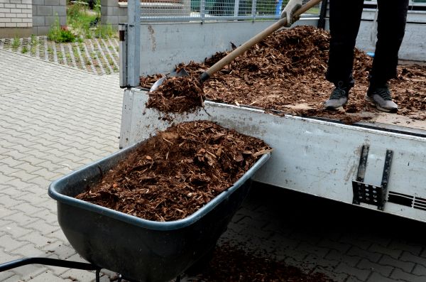 Cypress Mulch Delivery in Englewood